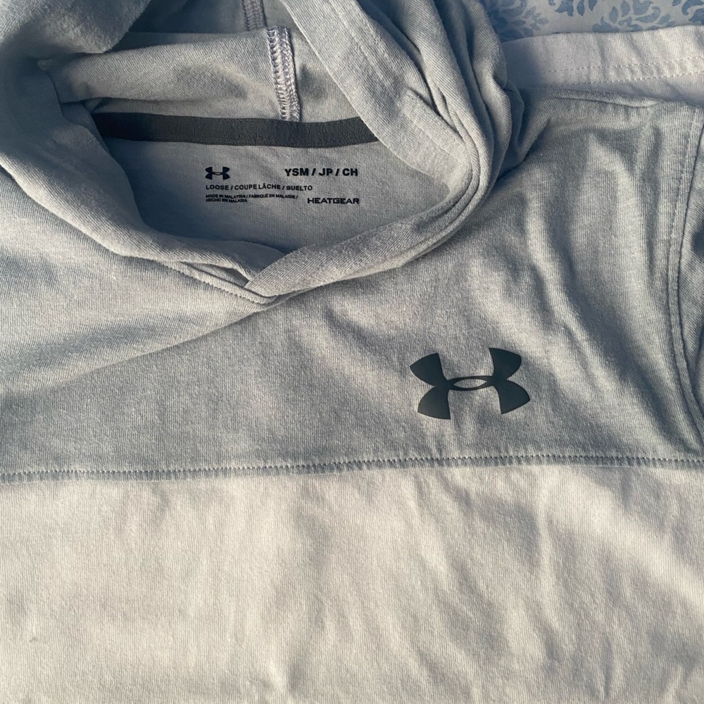 Kids Under Armour YSM Grey/White Loose Heatgear Hooded Short Sleeve Shirt!